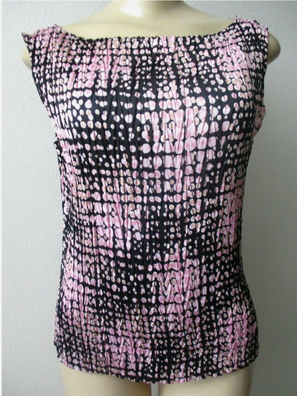ConradC Collection crinkle sleeveless top in a pink and black geometric pattern